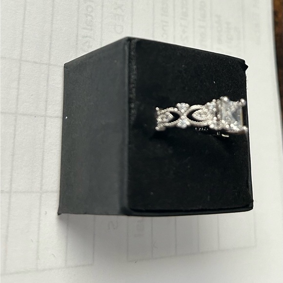 Sterling silver cubic zirconia ring set size 8 - Picture 6 of 6